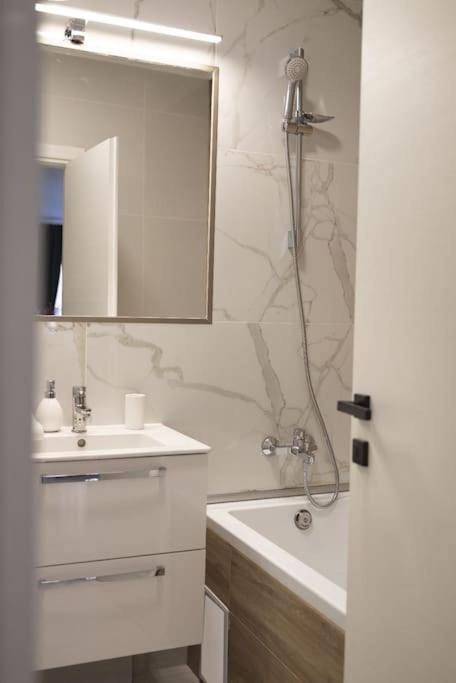 Eliza'S Apartment By Oasis Homes Oradea Buitenkant foto